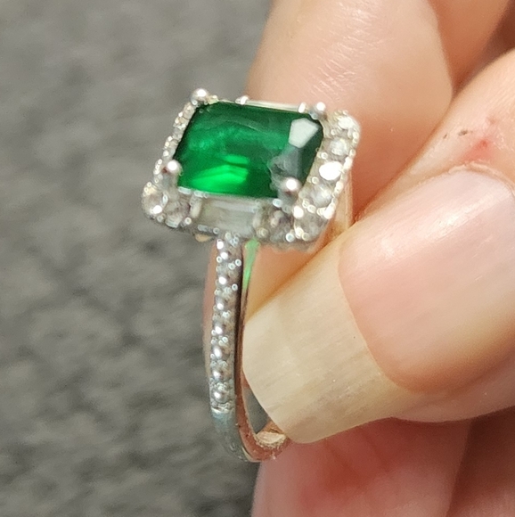Silvertone and Green Gemstone Ring - Picture 3 of 8